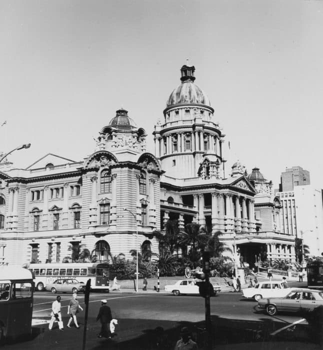Het gebouw is gebaseerd op de City Hall van Belfast en ontworpen door Stanley G. Hudson. Het stadhuis werd geopend in 1910 en biedt nu onderdak aan het Natural Science Museum, de e
